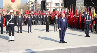 Çanakkale'de Milli Savunma Bakanı Yaşar Güler tarafından altın madalya takılan Türk bayrağı göndere çekildi