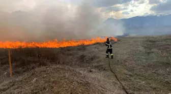 Erzincan'da örtü yangını itfaiye ekiplerince söndürüldü