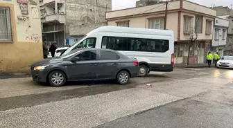 Gaziantep'te işçi servisi ve otomobilin karıştığı kazada 3 kişi yaralandı