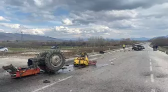 Isparta'da Otomobil ve Traktör Çarpışması: 4 Yaralı