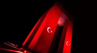 Şehitler Abidesi 18 Mart gününe özel ışıklandırıldı