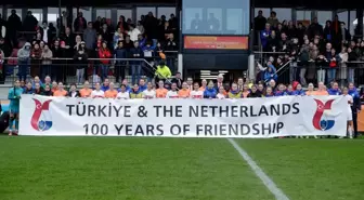 Türk ve Hollandalı Genç Kız Futbolcular Arasında Dostluk Maçı