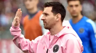 Lionel Messi'nin maça çıkmaması nedeniyle hayal kırıklığına uğrayan taraftarlara bilet iadesi yapılıyor