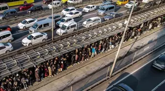 İstanbul'da Metrobüs Duraklarında Uzun Kuyruklar Oluştu