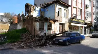 Edremit'te metruk bina otomobilin üzerine çöktü