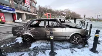 Avcılar'da Alev Alan Ticari Taksi Park Halindeki Otomobile Çarptı