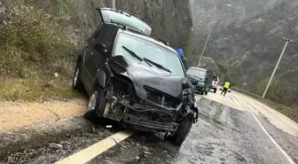 Karabük'te otomobilin aydınlatma direğine çarpması sonucu 2 kişi yaralandı