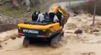 Şırnak Uludere kara yolunda taşkın sonucu ulaşım kapandı