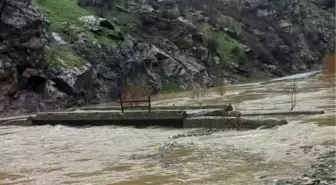 Hakkari'de Şemdinli-Derecik kara yolu ulaşıma kapandı