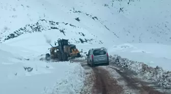 Siirt'in Pervari ilçesinde mahsur kalan 2 araç kurtarıldı