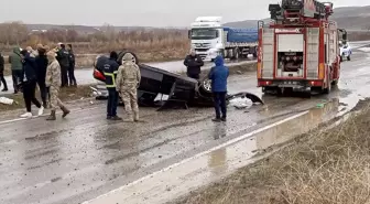 Ağrı'da takla atan otomobilde 2 kişi yaralandı