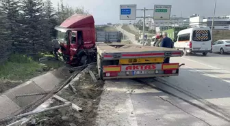 Gebze'de tır su kanalına girdi, sürücü yaralandı