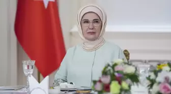 Emine Erdoğan, Gönül Elçileri Projesi kapsamında koruyucu aileler ve vali eşleriyle iftarda buluştu