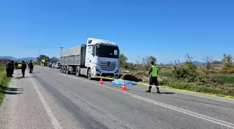 Emekli trafik polisi tırın altında hayatını kaybetti