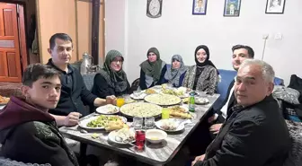 Dumlupınar Kaymakamı Büşra Güllü Özpınar, Büyükaslıhanlar köyünde iftar yemeğinde Şahinkaya ailesiyle buluştu