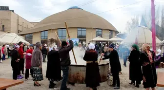 Kırgızistan'da Türküler Eşliğinde Nevruz Bayramı Sofralarının Vazgeçilmez Tatlısı Sümölök Pişiriliyor