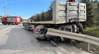 Gebze'de tahliye kanalına devrilen tırın sürücüsü yaralandı