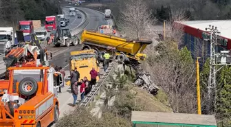 Sakarya'da Tırın Bariyere Çarpması Ulaşımda Aksamaya Neden Oldu