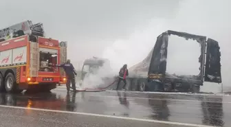 Şırnak'ta seyir halindeki tırda çıkan yangında sürücü yaralandı