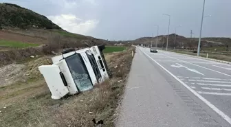 Amasya'da kamyon devrildi: 3 yaralı