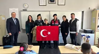 İlkokul Öğrencisinin Bayrak Sevgisi Görenleri Duygulandırdı