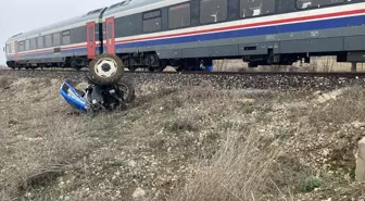 Isparta'da tren traktöre çarptı: Sürücü ağır yaralandı