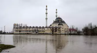 Muş'ta Sağanak Yağış Sonucu İş Yerleri ve Evler Su Altında Kaldı