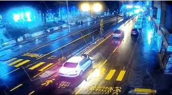 Para almak için seyir halindeki otomobilin önüne atlayan şahıs mobeseye yakalandı