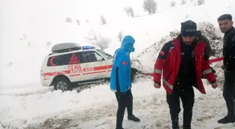 Siirt'te kar nedeniyle kapanan yollarda mahsur kalanlar kurtarıldı