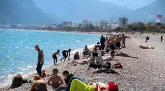 Antalya'da Sahillerde Yoğunluk Devam Ediyor