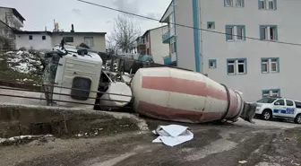 Gümüşhane'de devrilen beton mikserinin sürücüsü yaralandı