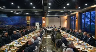 Hakkari Valisi ve Belediye Başkan Vekili Ali Çelik, muhtarlarla iftarda buluştu