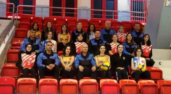 Adana'da Toplum Destekli Polislik Şube Müdürlüğü Kız Voleybolcularla Antrenman Yaptı