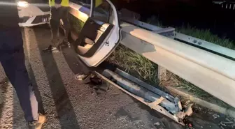 TEM Otoyolu'nda polis aracının bariyere çarpması sonucu 2 trafik polisi yaralandı