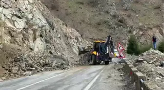 Ardahan-Ardanuç Yolu Heyelan Nedeniyle Trafiğe Kapandı