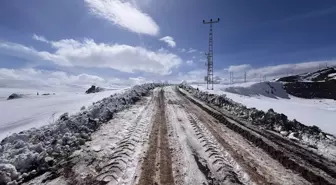 Kars'ta kar yağışı nedeniyle kapanan 47 köy yolu ulaşıma açıldı