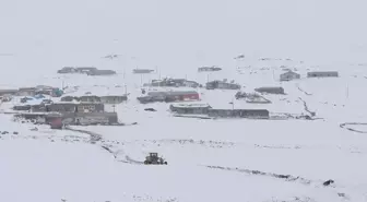 Kars'ta Kar Kaplanları Yolları Açıyor