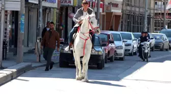 Konya'da Bir Kişi Atıyla İlçe Merkezinde Gezinti Yaptı