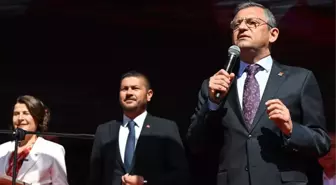 Mitingde atılan sloganı duyan CHP lideri Özgür Özel hemen devreye girdi: Evladım o mesajı mı verdik şimdi?