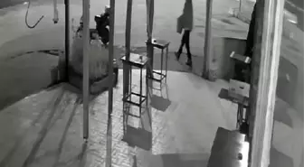 Balıkesir Gönen'de Motosikletli Şahıs İşletmenin Saksılarını Çaldı