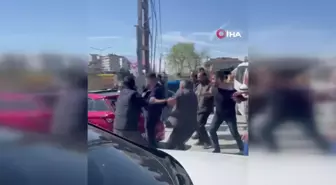 Park tartışması kavgaya dönüştü, içinde çocuklarında bulunduğu araca saldırdılar