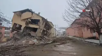 Pülümür'de hasarlı konutların yıkımına başlandı