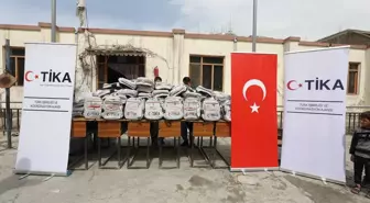 TİKA, Afganistan'daki İlkokul Öğrencilerine Çanta Dağıttı