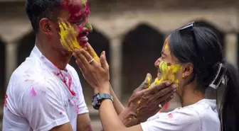 Nepal'de Renk Festivali Holi Coşkusu