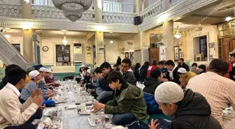 Denizli Genç Kızılay, çocuklarla camide iftar etkinliği düzenledi