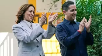 ABD Başkan Yardımcısı Kamala Harris, Porto Riko ziyaretinde tempo tuttuğu şarkının sözlerini öğrenince alkışlamayı kesti