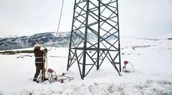 Siirt'in Pervari ilçesinde kar ve tipi nedeniyle elektrik arızası