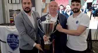 Altekma Erkekler Voleybol Takımı Şampiyonluk Kupasını Onursal Başkan Hulusi Durmuş'a Takdim Etti