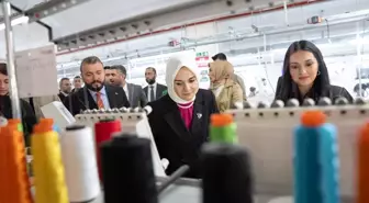 Bakan Göktaş, Arnavutköy'deki oyuncak fabrikasında kadın işçilerle buluştu