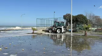 Karadeniz'de Fırtına ve Dev Dalgalar: İş Yerleri Zarar Gördü